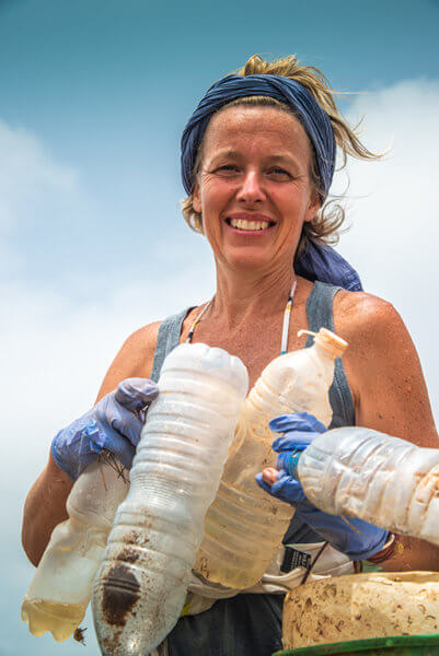 Sauveteurs et protecteurs de l'environnement qui ramassent des déchets plastiques