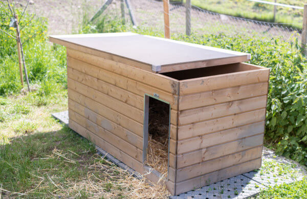 Pig shelter, financed by equestrio foundation for Co&xister