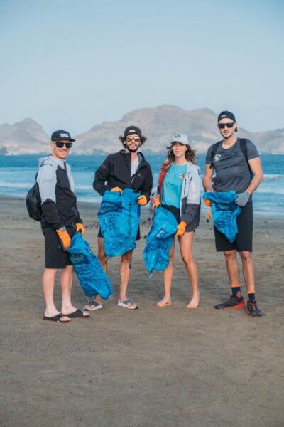 L'équipe trail & sea ramassant des déchets sur une plage du cap vert